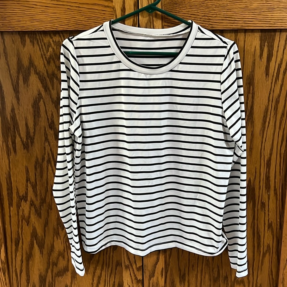 Womens SM white & black stripped long sleeve top. Runs a bit bigger.